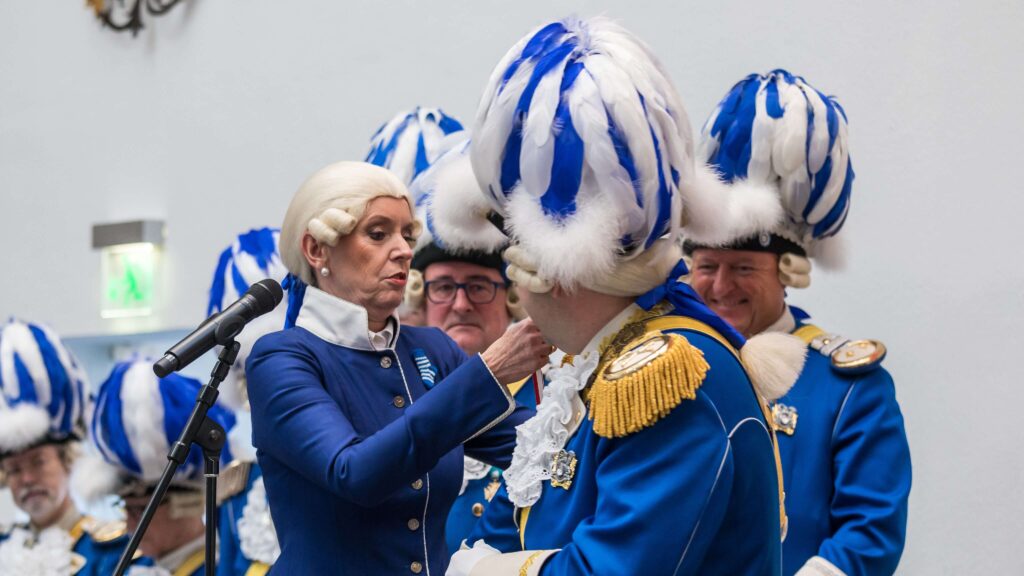 Tłusty Czwartek, Tłusty Czwartek w Niemczech, Weiberfastnacht, Weiberfastnacht Niemcy, Niemcy, karnawał w Niemczech, Straßenkarneval, niemiecki karnawał, obcinanie krawatów w Niemczech, kobiety obcinają krawaty, krawat symbol władzy, Rathaussturm, szturm na ratusz Niemcy, Altweiber, Fettdonnerstag, Schmotziger Donnerstag, Schwerdonnerstag, Unsinniger Donnerstag, Fasching, Tłusty Czwartek po niemiecku, jak Niemcy obchodzą Tłusty Czwartek, tradycje karnawałowe Niemcy, zwyczaje Weiberfastnacht, pączki w Niemczech, Berliner Pfannkuchen, Berliner pączek, Pfannkuchen Niemcy, Krapfen, Faschingskrapfen, Kreppel, pączki niemieckie nazwy, Tłusty Czwartek a Weiberfastnacht, Polska vs Niemcy Tłusty Czwartek, różnice kulturowe Polska Niemcy, święta w Niemczech karnawał, czy Weiberfastnacht jest dniem wolnym, 