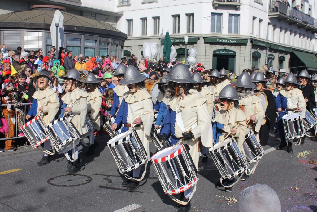 Schmutziger Donnerstag, Schmudo, Tłusty Czwartek, Szwajcaria, karnawał w Szwajcarii, Fasnacht, Fasnacht Szwajcaria, szwajcarski karnawał, Tłusty Czwartek w Szwajcarii, Schmutziger Donnerstag Szwajcaria, różnice Polska Szwajcaria, święta w Szwajcarii, dni wolne w Szwajcarii, Schmutziger Donnerstag dzień wolny, Fasnachtsferien, pączki w Szwajcarii, Berliner pączek, Fasnachtschüechli, Schenkeli, Zigerkrapfen, szwajcarskie słodycze, tradycyjne wypieki Szwajcaria, Tłusty Czwartek za granicą, życie w Szwajcarii, Polacy w Szwajcarii, polskie pączki w Szwajcarii, święta katolickie Szwajcaria,  początek karnawału Szwajcaria, kultura Szwajcarii, 