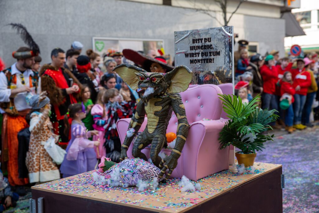 karnawał w Szwajcarii, fasnacht Szwajcaria, Basler Fasnacht, karnawał w Bazylei, karnawał w Lucernie, Luzerner Fasnacht, Morgestraich Bazylea, Guggenmusik Szwajcaria, Bauernfasnacht, tradycje karnawałowe Szwajcaria, karnawał protestancki, karnawał katolicki, różnice Bazylea Lucerna, daty karnawału Szwajcaria, kiedy Fasnacht Bazylea, kiedy karnawał w Lucernie, dni wolne karnawał Szwajcaria, wolne w Bazylei karnawał, praca w karnawale Szwajcaria, sklepy zamknięte Bazylea, Plakette Fasnacht, Blaggedde Bazylea, cena plakietki Fasnacht, räppli konfetti Bazylea, zasady Fasnacht, karnawał Bazylea UNESCO, Morgestraich godzina, anonimowość Fasnacht, maski karnawałowe Szwajcaria, kultura karnawałowa Szwajcaria, zwyczaje Bazylea Lucerna, Polacy w Szwajcarii karnawał, kultura szwajcarska tradycje, transport Fasnacht Bazylea, noclegi karnawał Szwajcaria, poradnik Fasnacht, jak przeżyć Fasnacht, różnice karnawał Polska Szwajcaria, jedzenie karnawałowe Szwajcaria, Bazyela, Lucerna, karnawał, Szwajcaria, Fasnacht, 