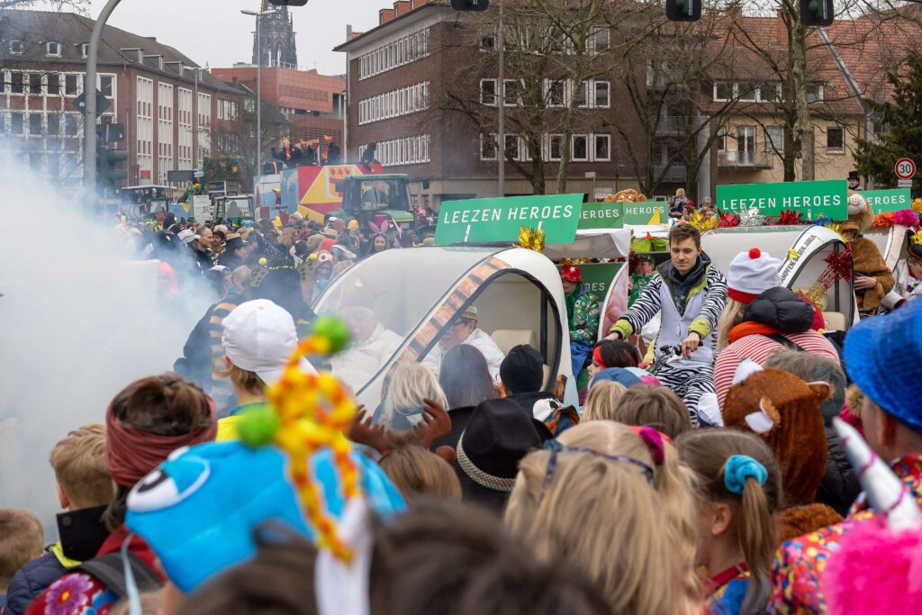 Rosenmontag, Różany Poniedziałek, Niemcy, niemiecki karnawał, Rosenmontag 2026, Rosenmontag Kolonia, Rosenmontag Düsseldorf, kiedy wypada Rosenmontag 2026, czy Rosenmontag jest dniem wolnym, Rosenmontag tradycje i zwyczaje, Rosenmontag parady i Kamelle, satyra polityczna na Rosenmontag, Rosenmontag vs polski karnawał, Rosenmontagszug, pochód karnawałowy Niemcy, Kamelle słodycze Rosenmontag, Strüßje kwiaty karnawał, Bützchen buziaki Rosenmontag, Alaaf i Helau okrzyki, karnawał Nadrenia, Kolonia karnawał, Düsseldorf Rosenmontag, Mainz Rosenmontag, Bonn karnawał, historia Rosenmontag, etymologia Rosenmontag, pierwsza parada Rosenmontag, tradycje karnawałowe Niemcy, Rosenmontag, Różany Poniedziałek, Niemcy, niemiecki karnawał, Rosenmontag 2026, Rosenmontag Kolonia, Rosenmontag Düsseldorf, kiedy wypada Rosenmontag 2026, czy Rosenmontag jest dniem wolnym, Rosenmontag tradycje i zwyczaje, Rosenmontag parady i Kamelle, satyra polityczna na Rosenmontag, Rosenmontag vs polski karnawał, Rosenmontagszug, pochód karnawałowy Niemcy, Kamelle słodycze Rosenmontag, Strüßje kwiaty karnawał, Bützchen buziaki Rosenmontag, Alaaf i Helau okrzyki, karnawał Nadrenia, Kolonia karnawał, Düsseldorf Rosenmontag, Mainz Rosenmontag, Bonn karnawał, historia Rosenmontag, etymologia Rosenmontag, pierwsza parada Rosenmontag, tradycje karnawałowe Niemcy,