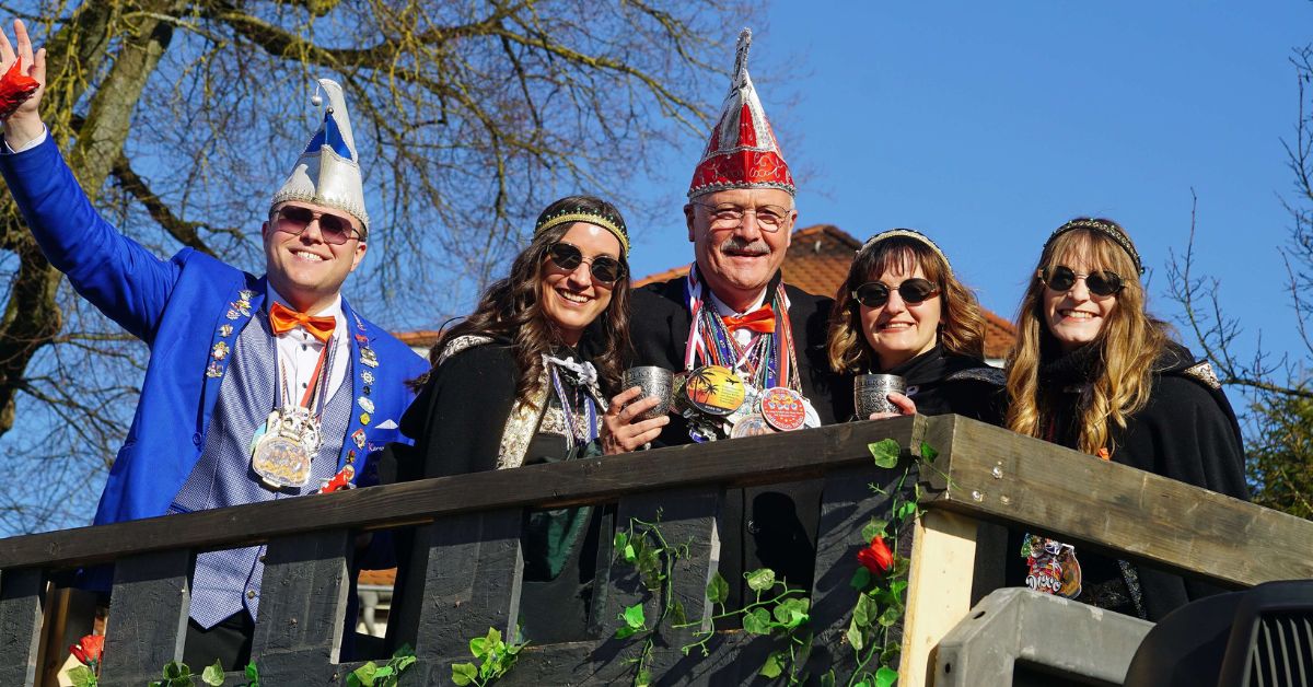 Rosenmontag, Różany Poniedziałek, Niemcy, niemiecki karnawał, Rosenmontag 2026, Rosenmontag Kolonia, Rosenmontag Düsseldorf, kiedy wypada Rosenmontag 2026, czy Rosenmontag jest dniem wolnym, Rosenmontag tradycje i zwyczaje, Rosenmontag parady i Kamelle, satyra polityczna na Rosenmontag, Rosenmontag vs polski karnawał, Rosenmontagszug, pochód karnawałowy Niemcy, Kamelle słodycze Rosenmontag, Strüßje kwiaty karnawał, Bützchen buziaki Rosenmontag, Alaaf i Helau okrzyki, karnawał Nadrenia, Kolonia karnawał, Düsseldorf Rosenmontag, Mainz Rosenmontag, Bonn karnawał, historia Rosenmontag, etymologia Rosenmontag, pierwsza parada Rosenmontag, tradycje karnawałowe Niemcy,