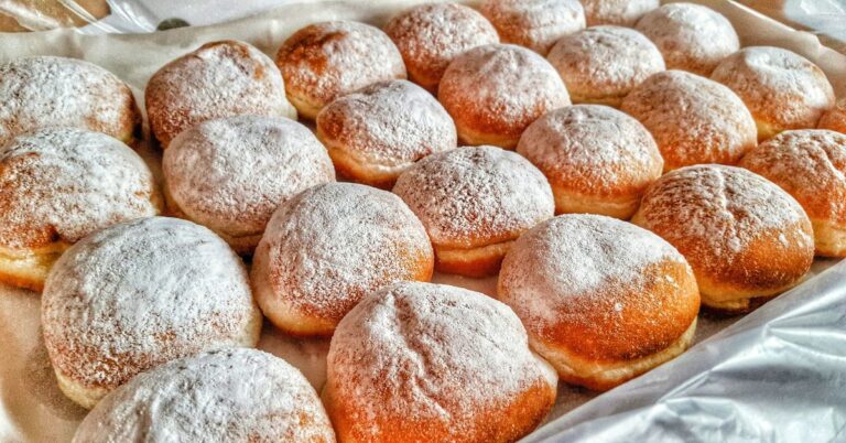 Tłusty Czwartek, Austria, Schmutziger Donnerstag, Unsinniger Donnerstag, karnawał, Fasching, Faschingszeit, Faschingsdienstag, pączki, pączek, Krapfen, Faschingskrapfen, Marillenmarmelade, morela, pączki w Austrii, Tłusty Czwartek Austria, karnawał Austria, tradycje karnawałowe, zwyczaje Austria, Polska Austria różnice, kalendarz karnawału, Ostatki, Weiberfastnacht, Tyrol, Wiedeń, Opernball,