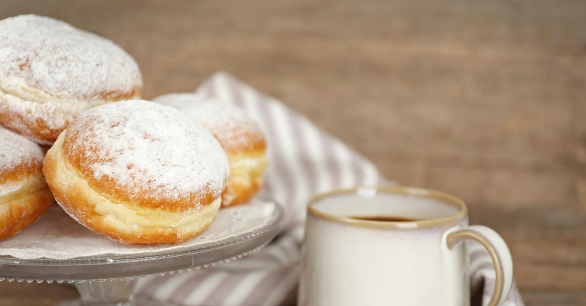 Schmutziger Donnerstag, Schmudo, Tłusty Czwartek, Szwajcaria, karnawał w Szwajcarii, Fasnacht, Fasnacht Szwajcaria, szwajcarski karnawał, Tłusty Czwartek w Szwajcarii, Schmutziger Donnerstag Szwajcaria, różnice Polska Szwajcaria, święta w Szwajcarii, dni wolne w Szwajcarii, Schmutziger Donnerstag dzień wolny, Fasnachtsferien, pączki w Szwajcarii, Berliner pączek, Fasnachtschüechli, Schenkeli, Zigerkrapfen, szwajcarskie słodycze, tradycyjne wypieki Szwajcaria, Tłusty Czwartek za granicą, życie w Szwajcarii, Polacy w Szwajcarii, polskie pączki w Szwajcarii, święta katolickie Szwajcaria, początek karnawału Szwajcaria, kultura Szwajcarii,