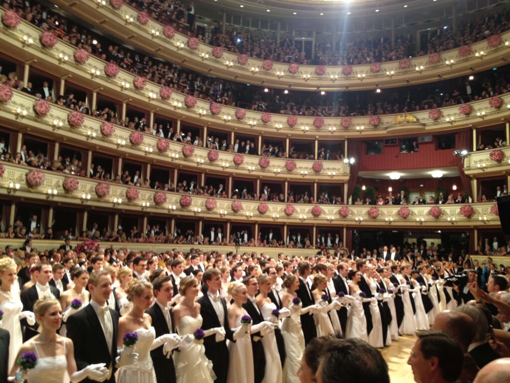 Fasching, Austria, karnawał, karnawał w Austrii, Fasching w Austrii, Fasching Austria 2026, karnawał Austria 2026, karnawał w Wiedniu, wiedeńskie bale, Ballsaison, Opernball, Opernball Wiedeń, bale wiedeńskie, sezon balowy Wiedeń, bal w operze wiedeńskiej, Bonbonball, Kaffeesiederball, Damenwahl, Faschingsdienstag, Ostatki w Austrii, Rosenmontag Austria, Faschingssamstag, Faschingssonntag, kalendarz karnawałowy Austria, kiedy jest Fasching, daty Fasching 2026, czy Fasching jest wolny od pracy, tradycje karnawałowe Austria, ludowy karnawał Austria, karnawał alpejski, Tyrol Fasching, Fasching Tyrol, Schemenlaufen, Schleicherlaufen, Schellerlaufen, Nassereither Schellerlaufen, Imst Fasching, Telfs Fasching, Fiss Fasching, Nassereith Fasching, parady karnawałowe Tyrol, Blochziehen, Wampelerreiten, Faschingskrapfen, Krapfen Austria, pączki w Austrii, kuchnia karnawałowa Austria, Heringsschmaus, Villacher Fasching, różnice karnawał Polska Austria, Tłusty czwartek Austria, Fasching tradycje, Fasching kultura, święta w Austrii, życie społeczne Austria,