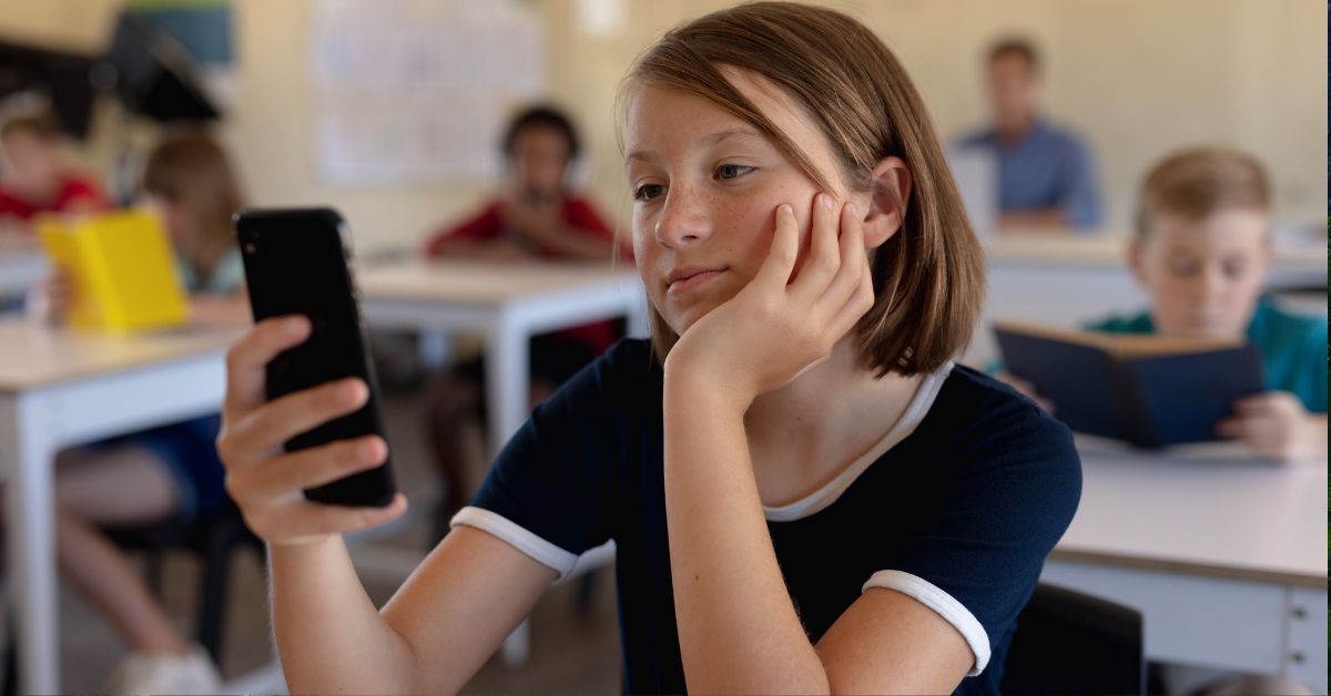 telefon, smartfon, szkoła, uczniowie, zakaz używania telefonów w szkołach, szwajcarskie szkoły