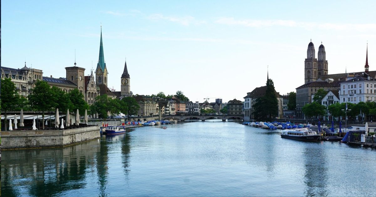 zurych, zürich, miasto, korki w mieście, ruch samochodowy w mieście, korki w zurychu