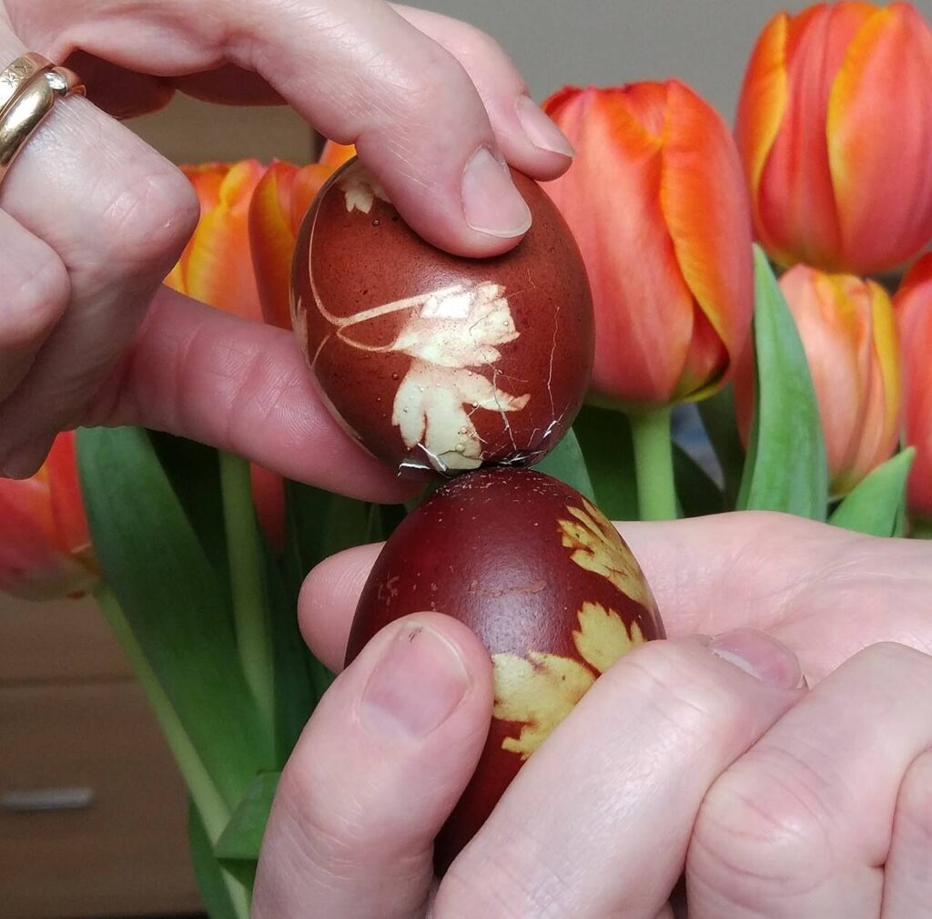 Kolorowe pisanki przygotowane do tradycyjnej zabawy Eierpecken, czyli stukania się jajkami podczas wielkanocnego śniadania w Austrii