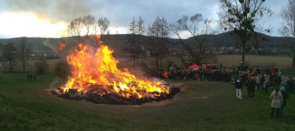 Ognisko wielkanocne w Niemczech – tradycyjny zwyczaj Osterfeuer o zmroku