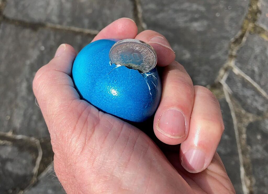 Zwänzgerle w Zurychu – moneta rzucona w jajko trzymane w dłoni podczas wielkanocnej zabawy.