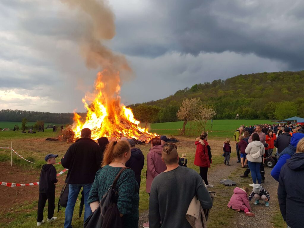 Tradycyjne ognisko wielkanocne w Austrii, wokół którego gromadzą się mieszkańcy wsi.