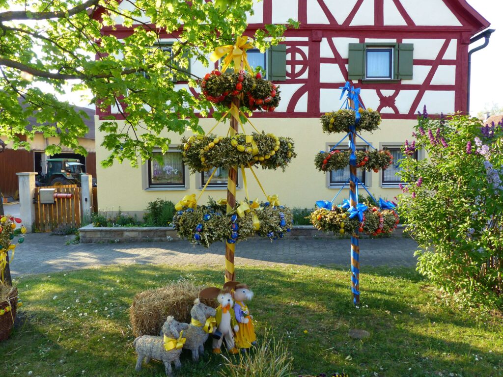 Drzewko wielkanocne udekorowane pisankami na świeżym powietrzu – niemiecka tradycja Osterbaum