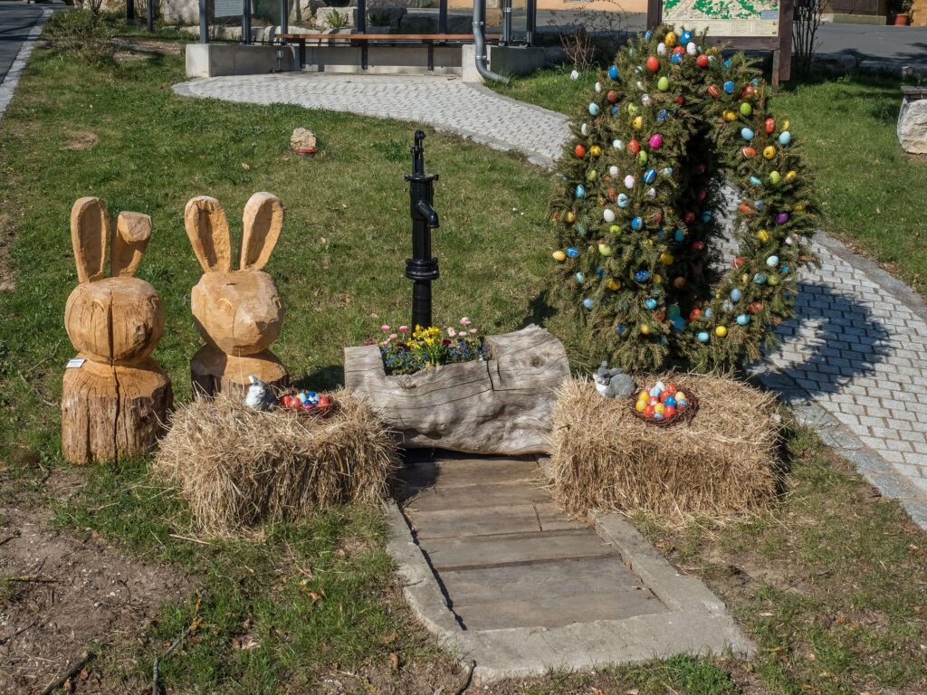 Osterbrunnen w Szwajcarii – udekorowana studnia z pisankami i kwiatami jako wielkanocny zwyczaj lokalny.