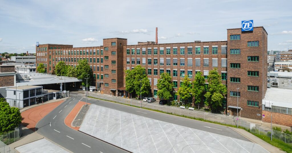 ZF strata, ZF wyniki finansowe, niemiecki przemysł motoryzacyjny, kryzys motoryzacji Niemcy, dostawcy części samochodowych Niemcy, redukcja zatrudnienia ZF, ZF zadłużenie, ZF, Niemcy, aktualności, aktualności Niemcy,
