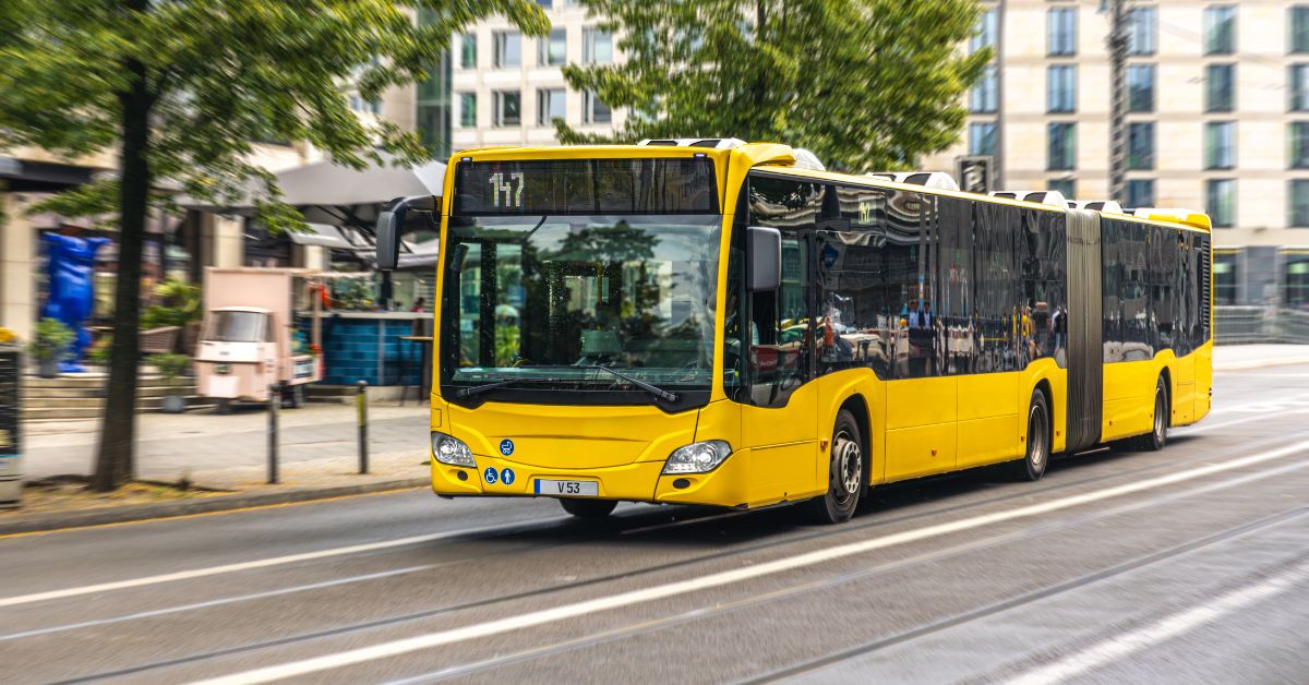 kradzież autobusu Niemcy, 15-latek ukradł autobus, Wiesbaden, autobus, kradzież, kradzież autobusu, nastolatek zabrał dziewczynę do szkoły autobusem, wiadomości Niemcy policja autobus, Niemcy, aktualności Niemcy,