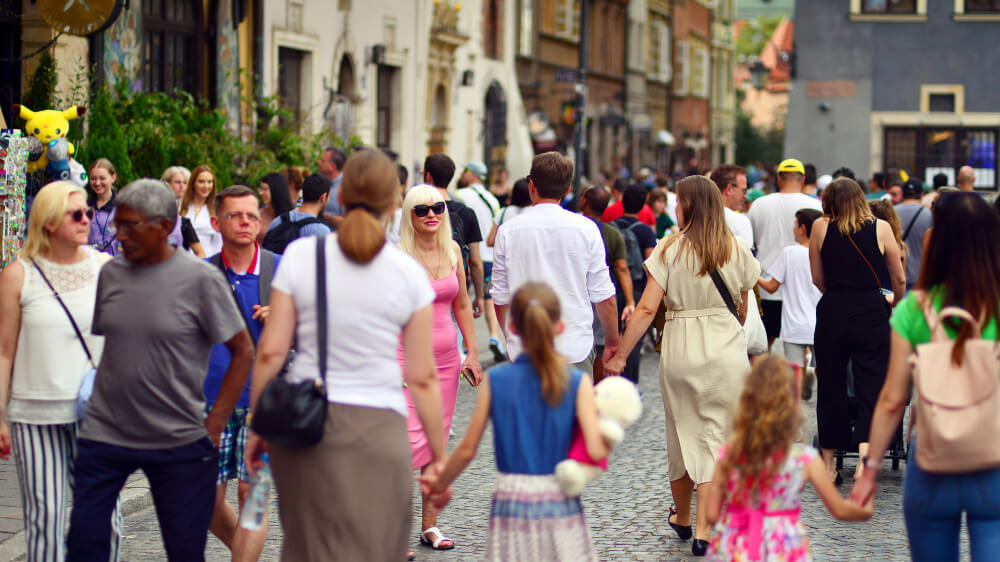 Mieszkańcy Austrii spacerujący 1 maja podczas dnia wolnego od pracy i obchodów święta pracy