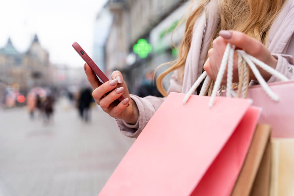 Zakupy w mieście w Austrii przed 1 maja, gdy większość sklepów jest zamknięta w święto państwowe