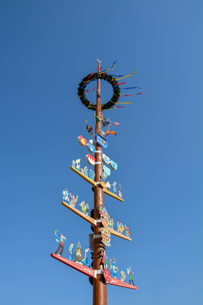 Maibaum, czyli tradycyjny słup majowy ustawiany 1 maja w Austrii podczas lokalnych obchodów wiosny