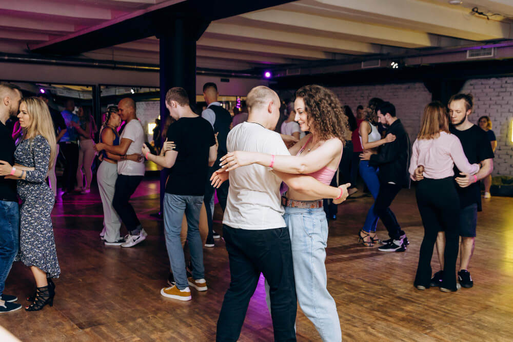 Mieszkańcy Niemiec tańczą podczas tradycji Tanz in den Mai przed 1 maja