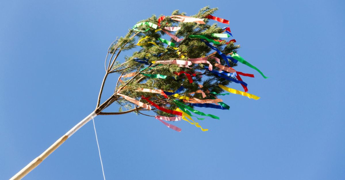 Maibaum Niemcy, drzewko majowe Niemcy, 1 maja w Niemczech tradycje, Maibaum co to jest, niemiecka majówka, Tag der Arbeit Niemcy, tradycje 1 maja Niemcy, co to jest Maibaum w Niemczech, jak Niemcy obchodzą 1 maja, tradycje majowe w Niemczech Maibaum, kiedy stawia się Maibaum, Maibaumaufstellen co to znaczy, kradzież Maibaum Niemcy o co chodzi, Tanz in den Mai co to jest, czy sklepy są otwarte 1 maja w Niemczech, zakupy 1 maja Niemcy gdzie otwarte, majówka Niemcy vs Polska różnice, Liebesmaien co to jest, noc Walpurgii Niemcy tradycja, symbole Maibaum znaczenie, zwyczaje ludowe Niemcy wiosna,