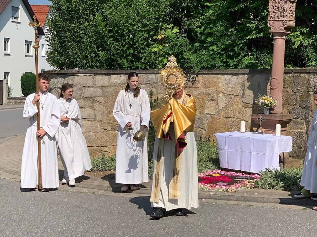 Tradycyjna procesja Fronleichnam w Austrii – uczestnicy w odświętnych strojach niosą symbole religijne ulicami miejscowości