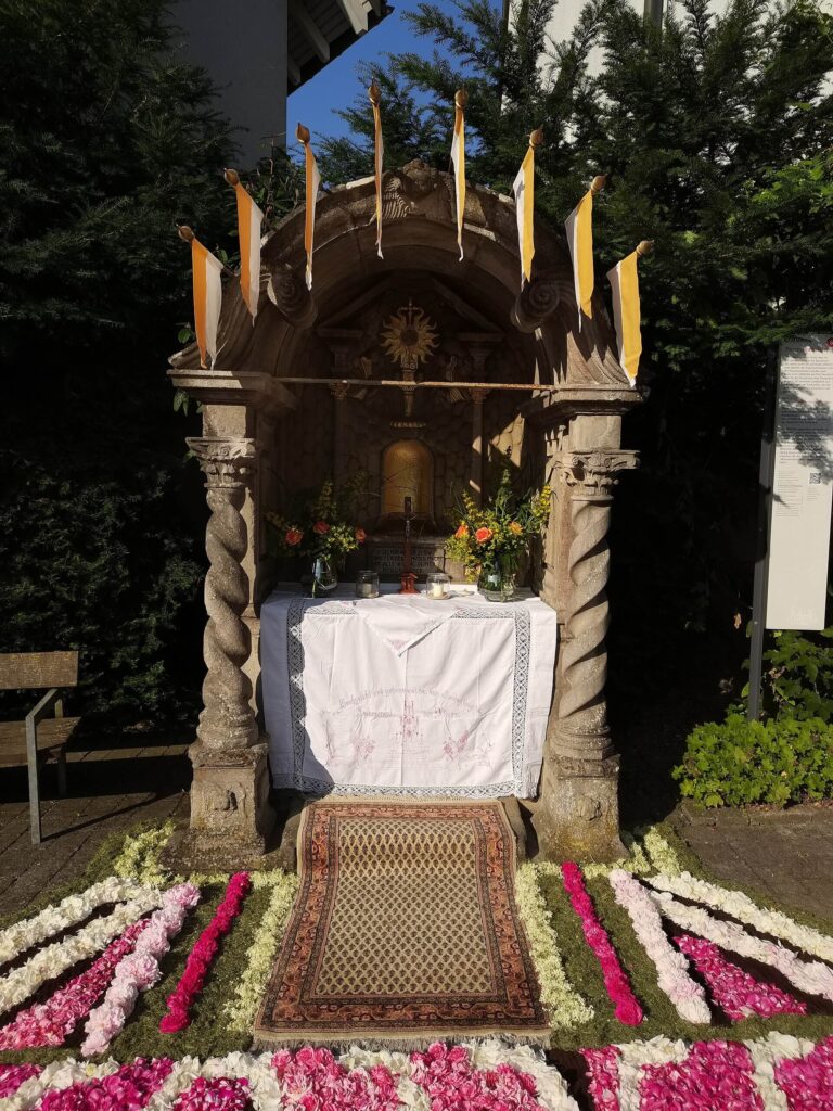 Ołtarz i dekoracje przygotowane na uroczystość Bożego Ciała (Fronleichnam) w austriackiej parafii.