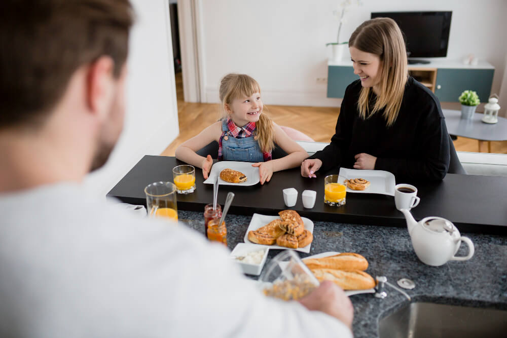 Bukiet kwiatów i prezent na Dzień Matki w Szwajcarii