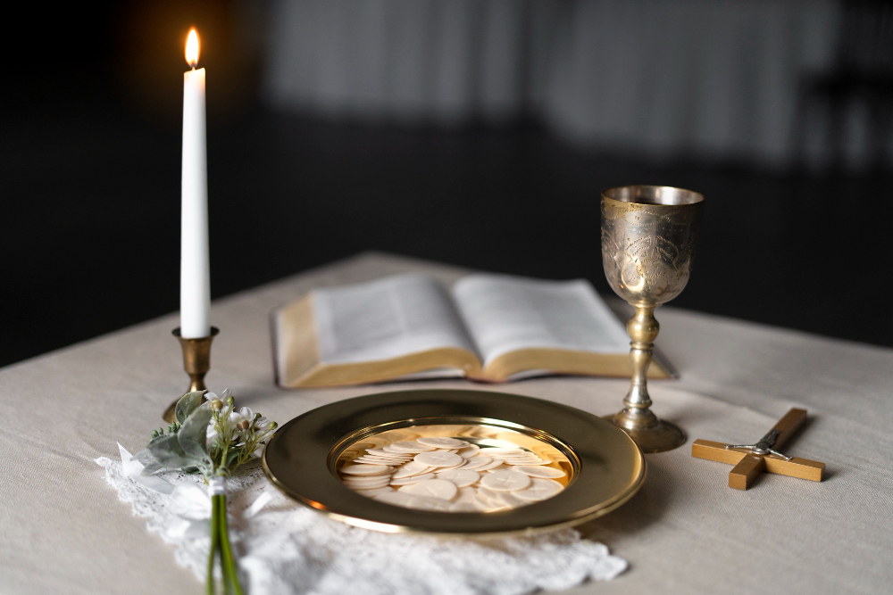 Komunijna hostia i symbole sakramentu Eucharystii podczas przygotowań do Erstkommunion w Szwajcarii