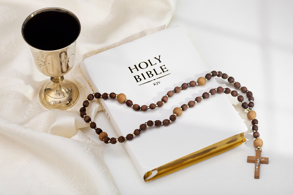 Prezenty na Pierwszą Komunię Świętą w Szwajcarii – Biblia, różaniec i religijne pamiątki komunijne