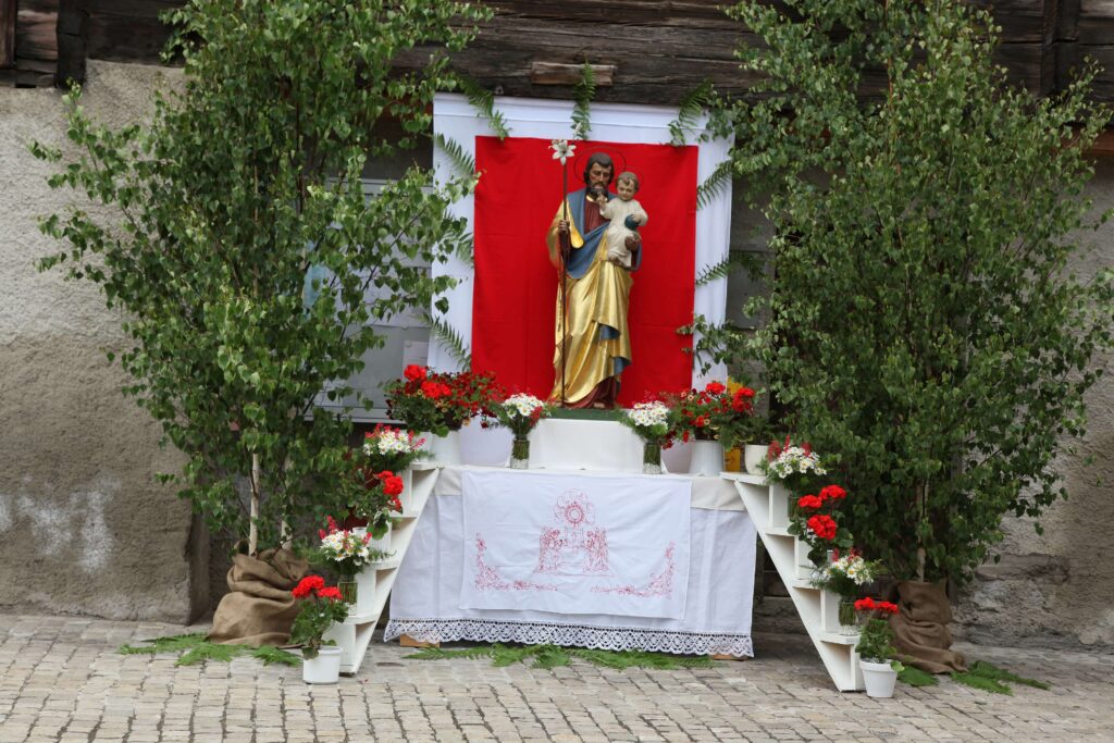 Ołtarz przygotowany na obchody Bożego Ciała w Wallis – tradycje katolickiego święta w Szwajcarii