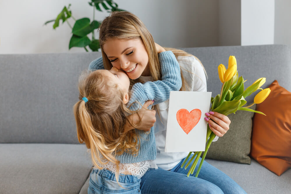 Mama z dzieckiem podczas wspólnego świętowania Dnia Matki w Austrii