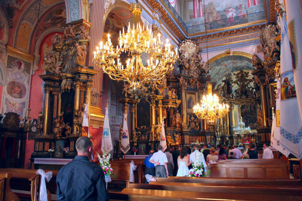 Wnętrze kościoła w Austrii podczas uroczystości Zielonych Świątek, wierni uczestniczą w nabożeństwie