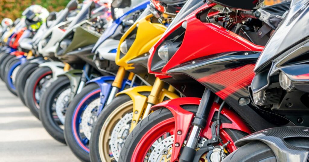 KTM, sprzedaż motocykli KTM, Bajaj Mobility, kryzys KTM, restrukturyzacja KTM, wyniki finansowe KTM, EBITDA KTM, zwolnienia w KTM, przemysł motocyklowy Austria, niewypłacalność KTM, zadłużenie Bajaj Mobility, produkcja motocykli Austria, wyniki kwartalne KTM,