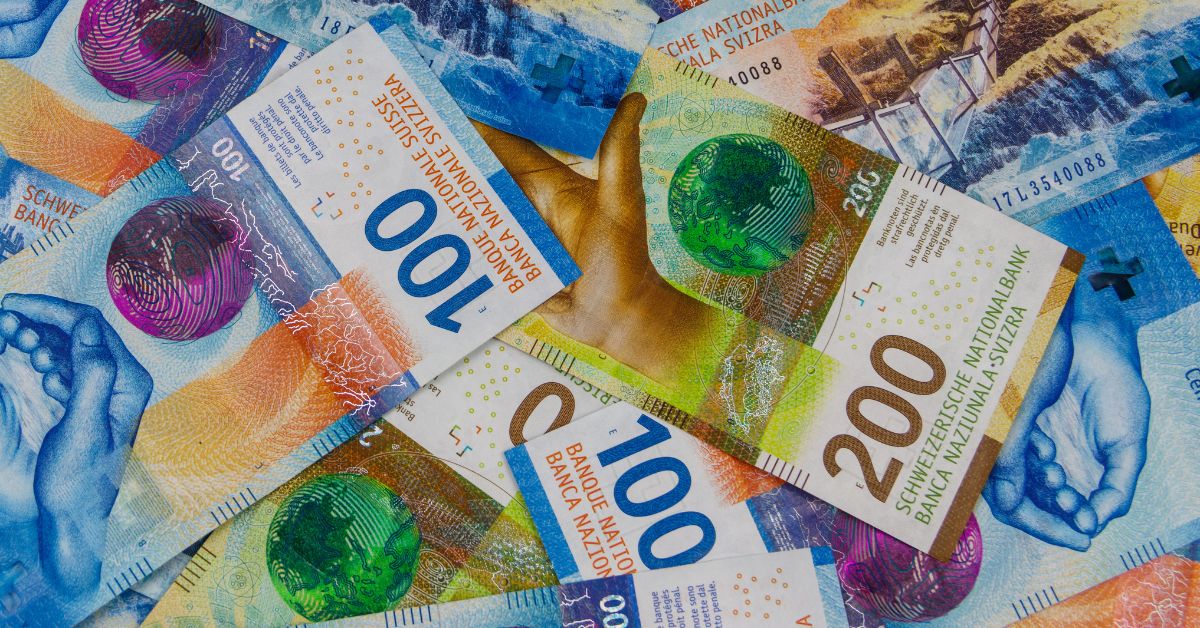 realne płace Szwajcaria, wynagrodzenia Szwajcaria 2024, zarobki w Szwajcarii analiza, rynek pracy Szwajcaria, inflacja a płace Szwajcaria, nauczyciele płace Szwajcaria, branże z najwyższymi zarobkami Szwajcaria, spadek wynagrodzeń Szwajcaria, gospodarka Szwajcarii płace,