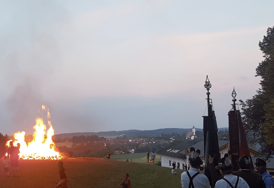Sonnwendfeier w Austrii – świętojańskie ognisko związane z przesileniem letnim
