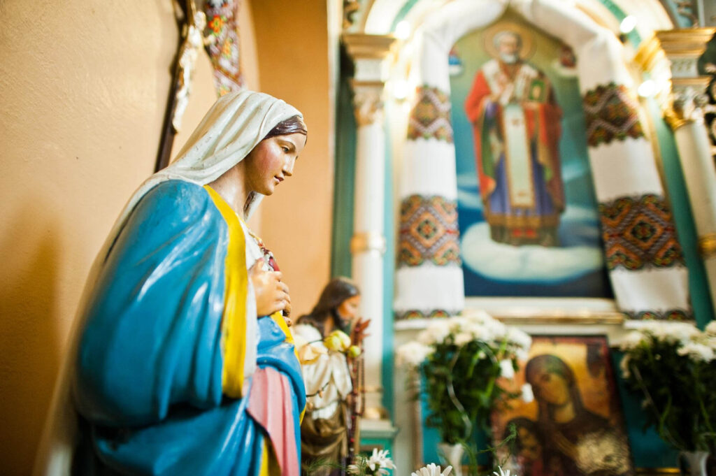 Figura Matki Bożej w kościele podczas święta Mariä Himmelfahrt w Austrii