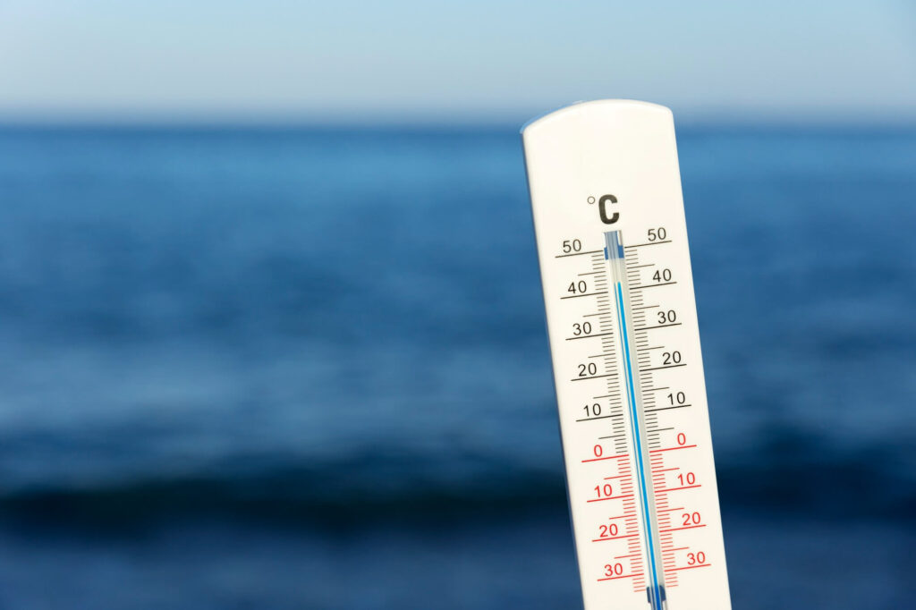Termometr pokazujący wysoką temperaturę podczas fali upałów w Austrii
