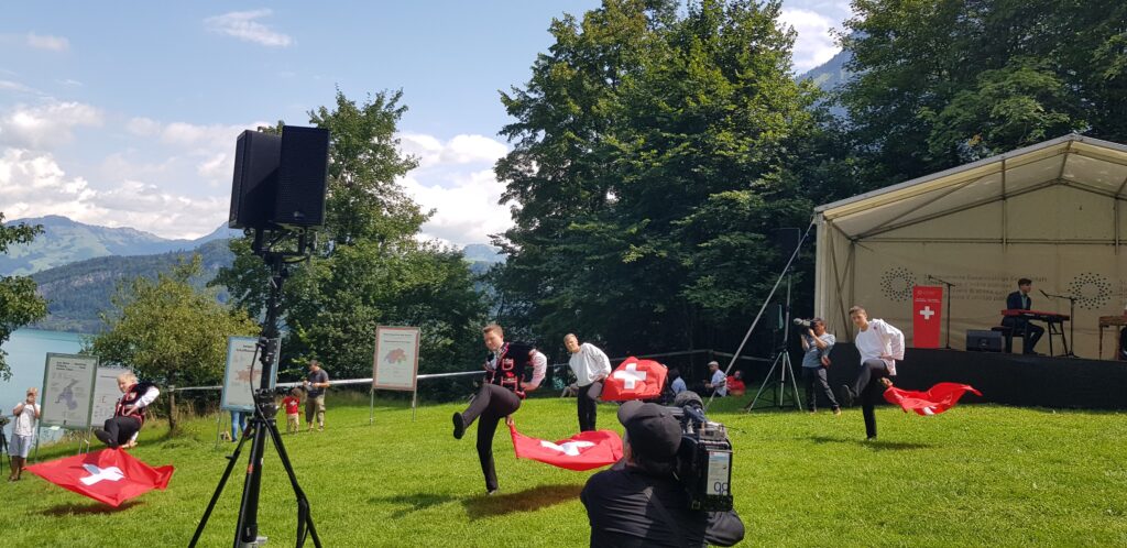 Obchody Święta Narodowego Szwajcarii 1 sierpnia z fajerwerkami i flagami ma łące Rütli