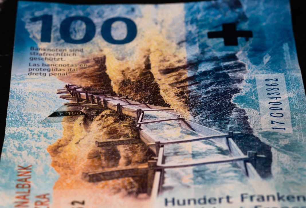 100 CHF