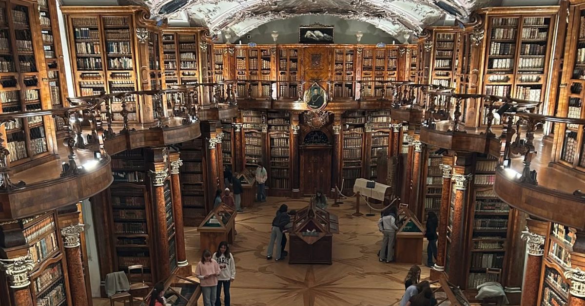 biblioteka klasztorna St. Gallen, St. Gallen, Szwajcaria, najpiękniejsze wnętrze świata, najpiękniejsza biblioteka świata, ranking najpiękniejszych wnętrz, atrakcje turystyczne Szwajcarii, zabytki Szwajcarii, UNESCO, biblioteka St. Gallen, rękopisy St. Gallen, aktualności, aktualności Szwajcaria,