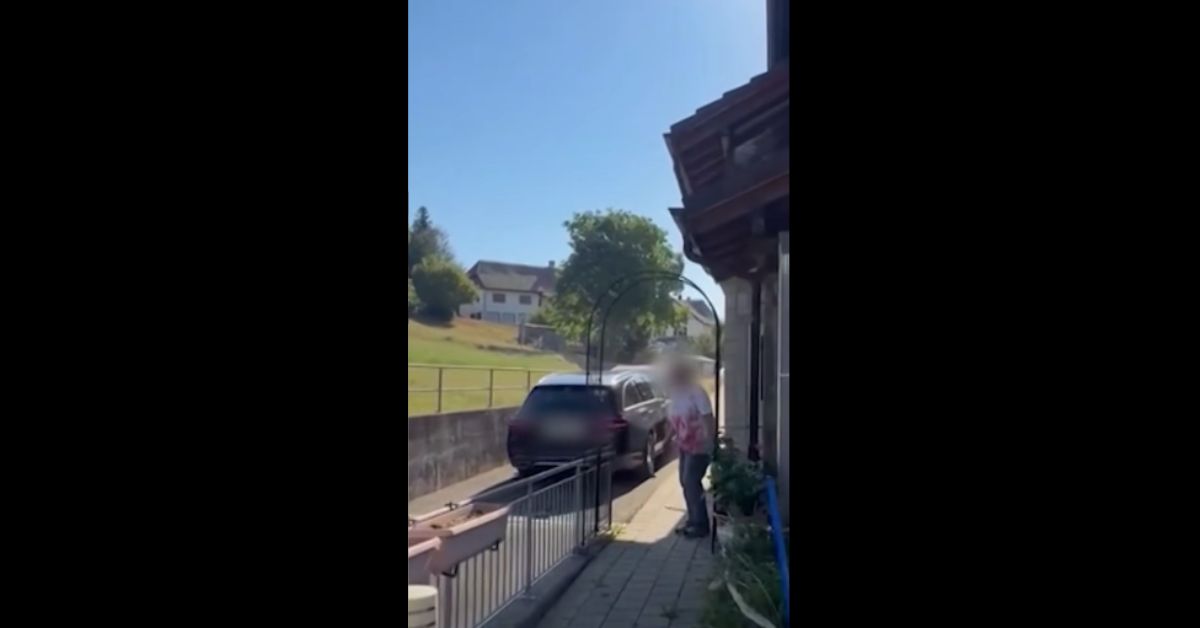 Szwajcaria, Günsberg, konflikt sąsiedzki, spór sąsiedzki, wypadek w Szwajcarii, kolizja samochodowa, staranowanie samochodu, samochód sąsiada, kanton Solura, policja w Szwajcarii, interwencja policji, dramatyczne nagranie, aktualności, aktualności Szwajcaria,