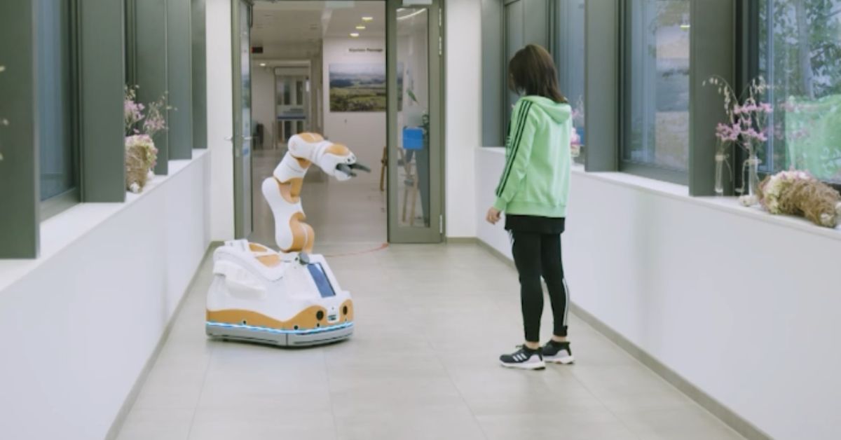 robot Lio, robot w szwajcarskiej klinice, roboty w opiece zdrowotnej, roboty w szwajcarskich klinikach, robot asystujący, robot w szpitalu, roboty w służbie zdrowia, sztuczna inteligencja w medycynie, robotyka medyczna, Rehaklinik Zihlschlacht, Szwajcaria,