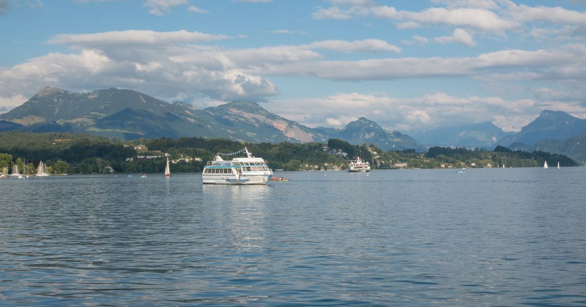 Jezioro Zuryskie, niski poziom wody, żegluga w Szwajcarii, rejsy po Jeziorze Zuryskim, Zurych, Zürichsee-Schifffahrtsgesellschaft, ZSG, niski stan wody, susza w Szwajcarii, upały w Szwajcarii, rejsy po Limacie, Limmat, Ufenau, aktualności, aktualności Szwajcaria,