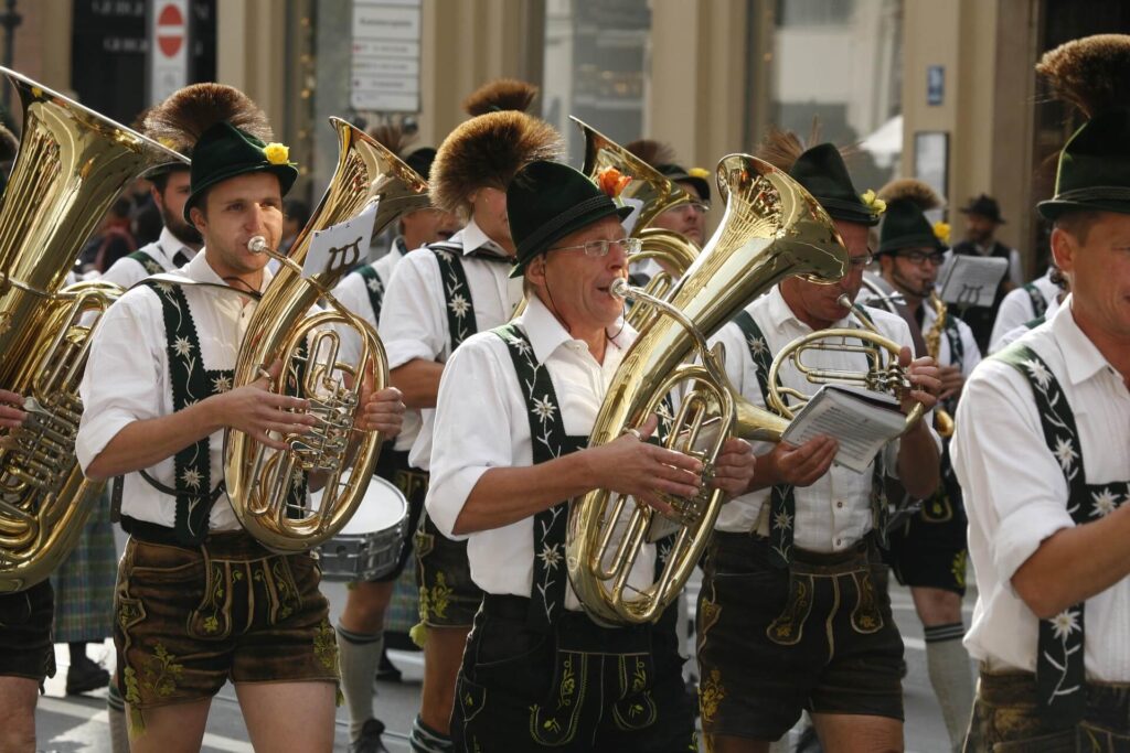 Tradycyjne stroje Oktoberfest – bawarscy muzycy na festynie