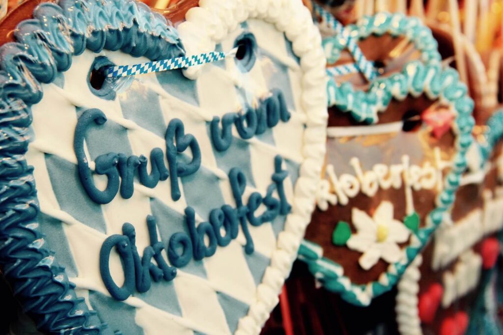 Oktoberfest – kolorowa dekoracja na festynie w Monachium