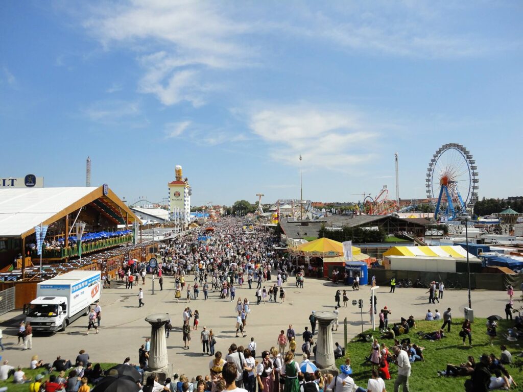 Oktoberfest w Monachium – widok na Theresienwiese i teren festynu